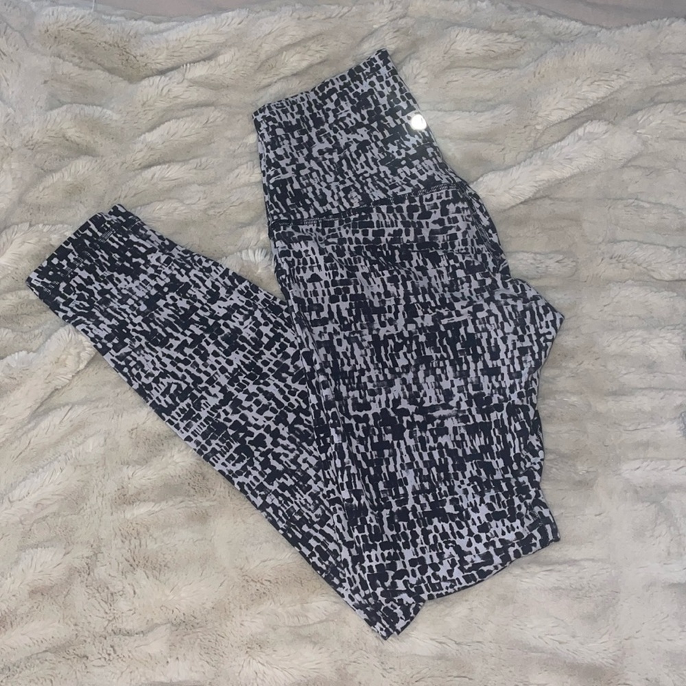 Black and White Lululemon Align Leggings 28” size 6